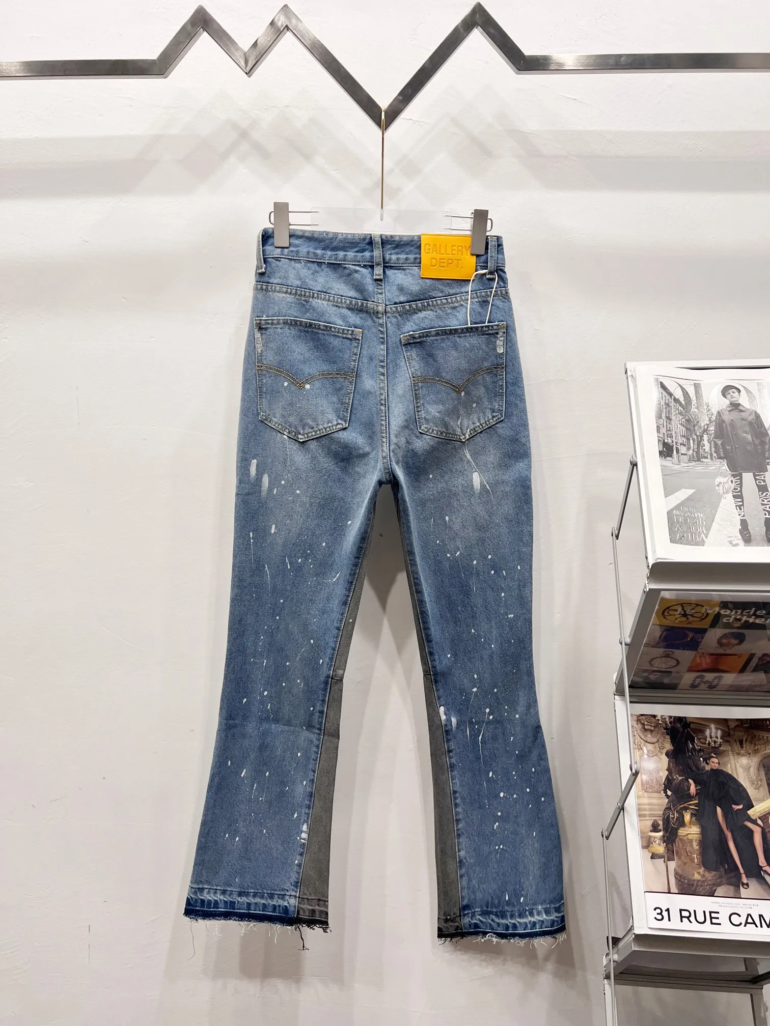 P240 Style number: (A004) GALLERY DEPT. 2025 new splash-ink hand-painted letters splicing couple style loose washed flared jeans 🔥High version🔥High version🔥 Top ceiling quality Styles with different washed textures are very friendly to people with thin legs and thick legs. The slightly flared version is very flattering. Moderate length that never goes out of style, easy to match with casually, basic styling for various styles, a must-have in the wardrobe! The fabric is stiff but also makes the upper body soft without losing texture. The washing process is even more perfect. It is a must-have item for everyone! ! ! Washed wheat, tag, pants label, three complete labels Color: washed black, washed blue Size: 28, 30, 32, 34 (four sizes)
